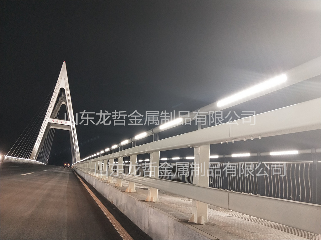 邵阳雪峰桥防撞护栏+灯光护栏